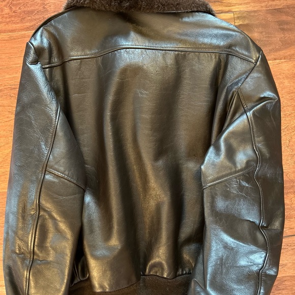 Vintage leather bomber jacket. Faux fur collar. XL fit. Gently used. - Picture 5 of 9